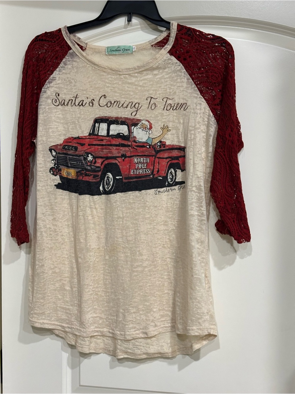 Southern Grace Cream & Red 'Santa's Coming to Town' Women’s Baseball Tee